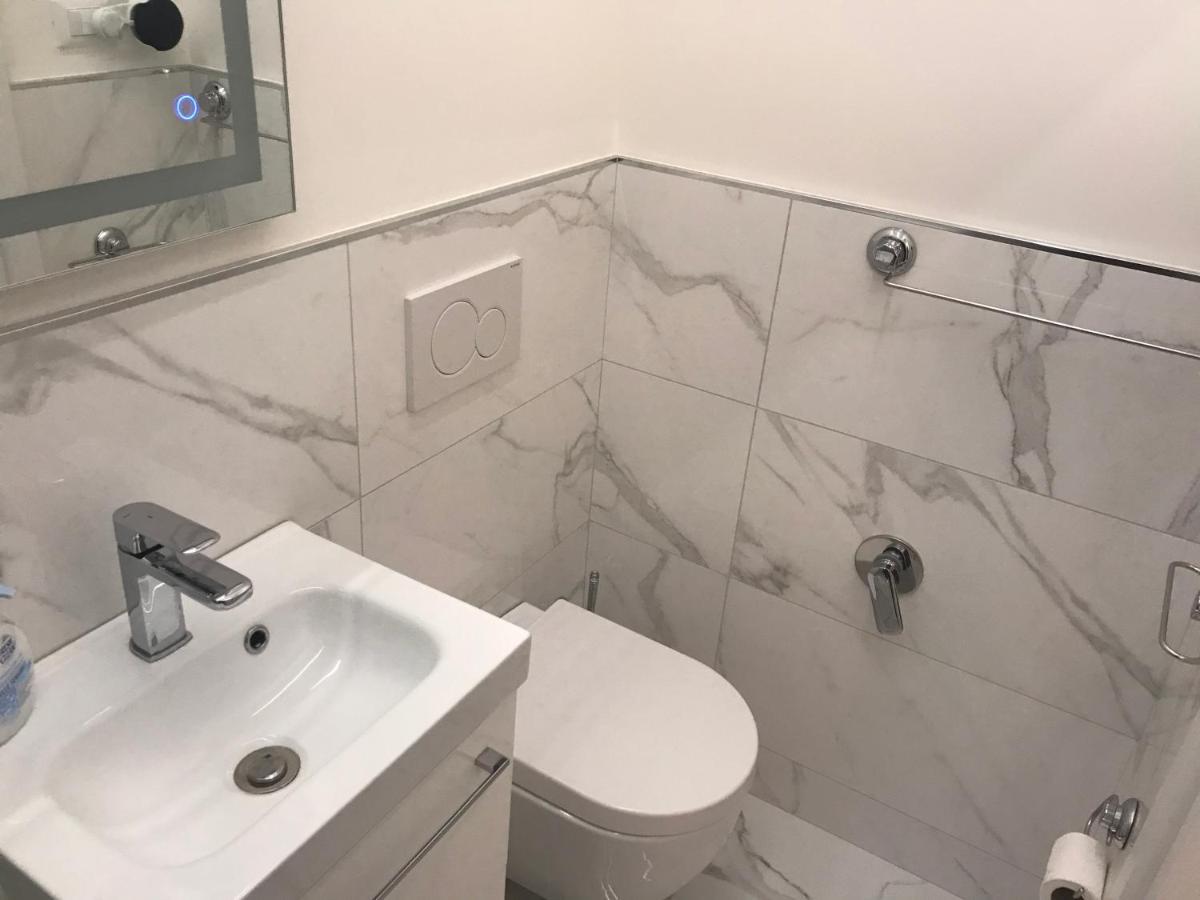 Tra Le Torri B&B - Ampia Stanza Privata In Appartamento Con Bagno Privato Accessibile Da Corridoio Болонья Экстерьер фото