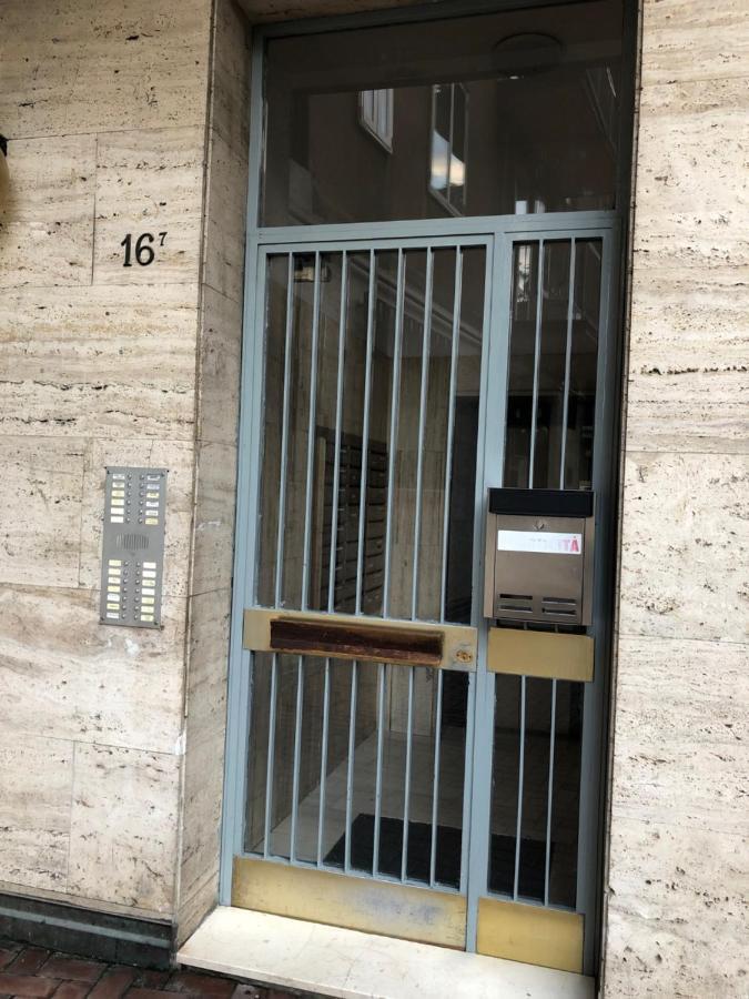 Tra Le Torri B&B - Ampia Stanza Privata In Appartamento Con Bagno Privato Accessibile Da Corridoio Болонья Экстерьер фото